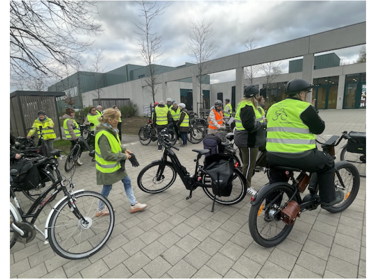 groep fietsers die wachten op het startsignaal om te vertrekken
