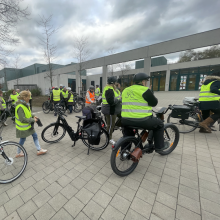 groep fietsers die wachten op het startsignaal om te vertrekken