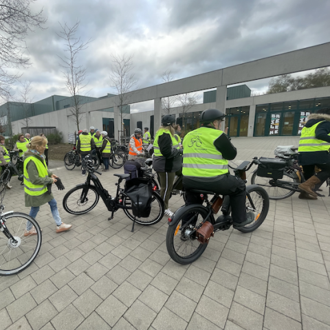 groep fietsers die wachten op het startsignaal om te vertrekken