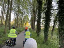 fietsen tussen de bomen