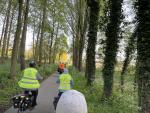 fietsen tussen de bomen